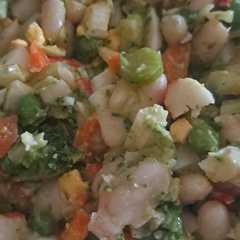 Una foto de Ensalada fría de alubias verde y mar