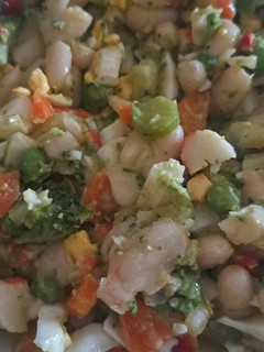 Una foto de Ensalada fría de alubias verde y mar