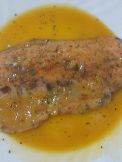 Una foto de Truchas asalmonadas con salsa de naranja