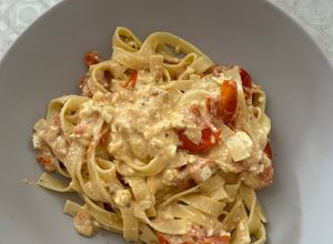 Una foto de Pasta de feta y cherries