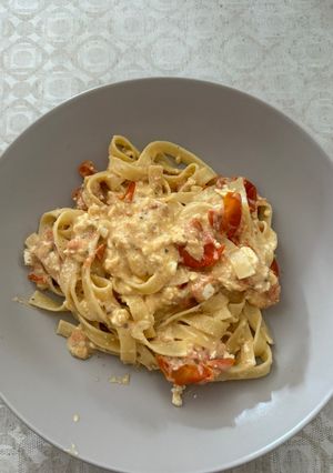 Una foto de Pasta de feta y cherries