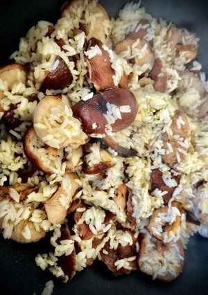 Una foto de Sartén de setas shiitake con arroz