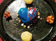 Una foto de macarrones postre