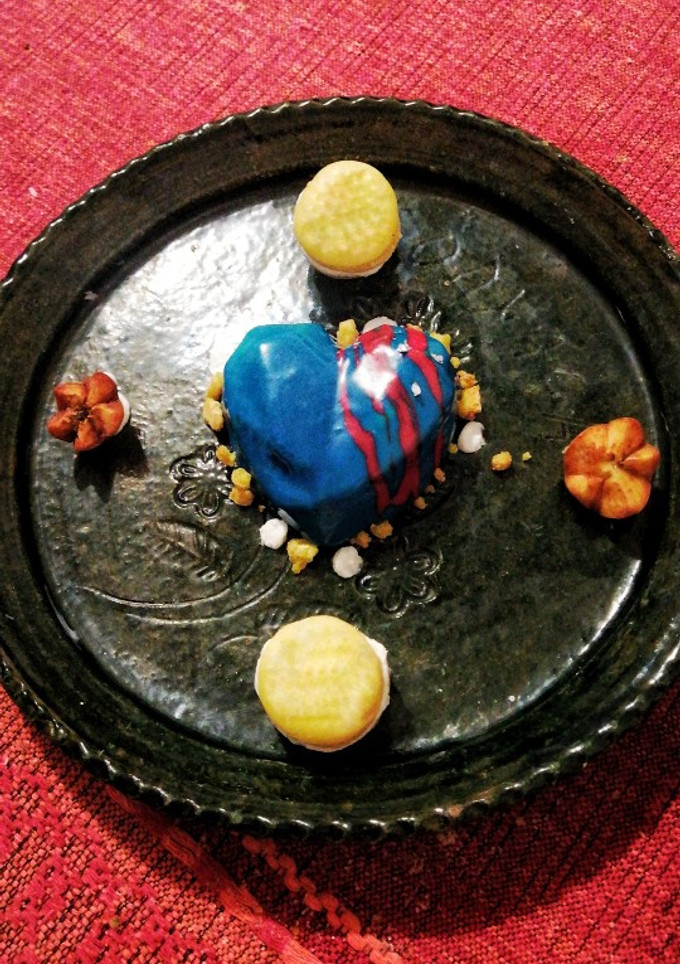 Una foto de Mousse de piloncillo y glaseado espejo