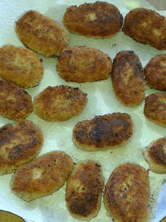 Una foto de Albóndigas de atún y salsa blanca