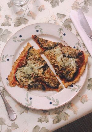 Una foto de Pizza con base de brócoli blanco