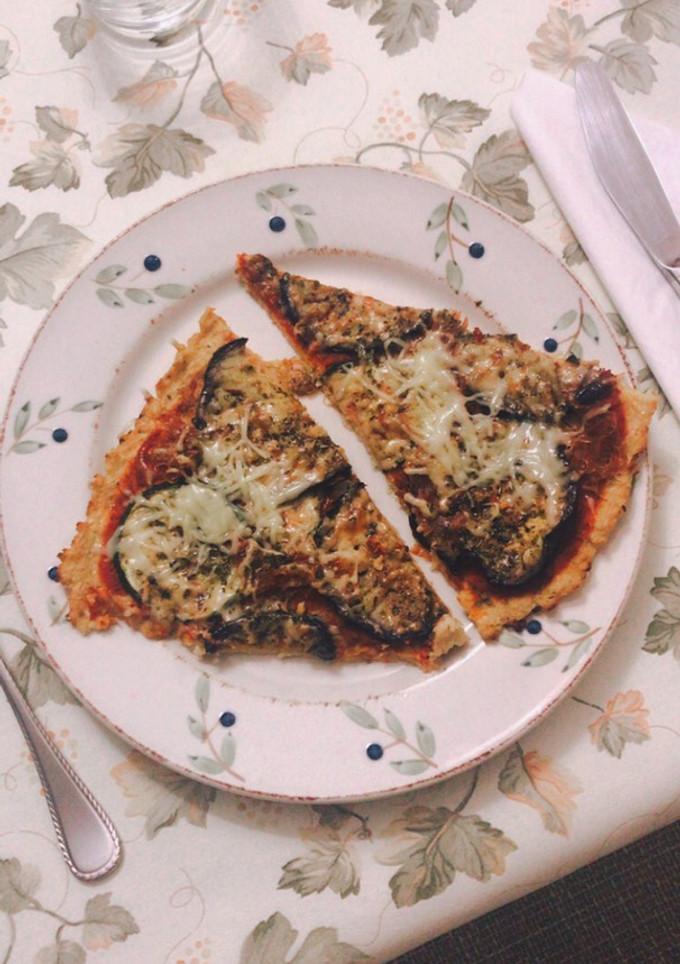 Una foto de Pizza con base de brócoli blanco