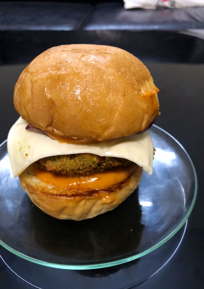वेजबर्गर(veg burger recipe in hindi) रेसिपी मुख्य फोटो