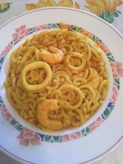 Una foto de Fideuá con calamares