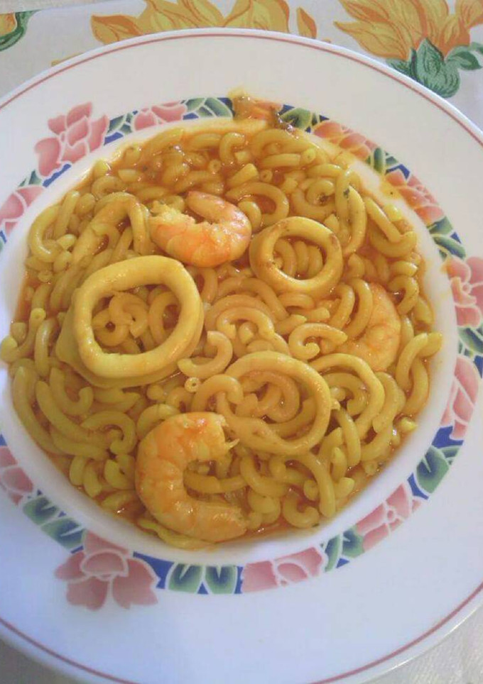Una foto de Fideuá con calamares