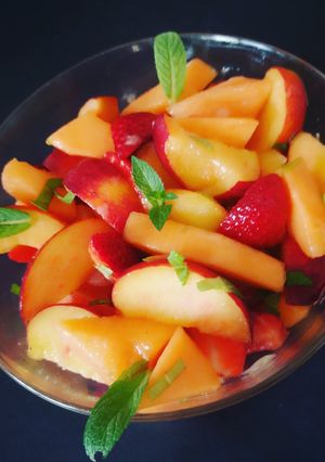 Une photo de Salade de fruits d'été menthe fraîche