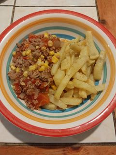 Una foto de Tomaticán con papas fritas