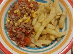 Una foto de Tomaticán con papas fritas