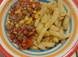 Una foto de Tomaticán con papas fritas
