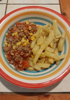 Una foto de Tomaticán con papas fritas