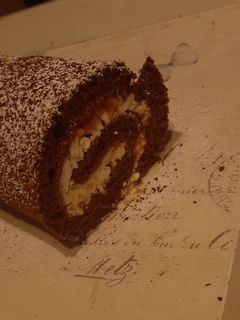 Túrókrémes kakaós piskótatekercs recept fotója