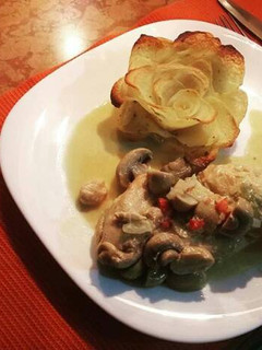 Una foto de Pollo al champiñón con rosas de papas