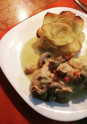 Una foto de Pollo al champiñón con rosas de papas