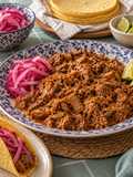 Cochinita pibil de solomillo de cerdo y cebolla encurtida