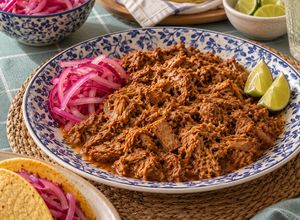 Una foto de Cochinita pibil de solomillo de cerdo y cebolla encurtida