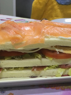 Una foto de Sándwich 🥪 vegetal con salmón ahumado 🐟