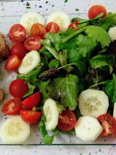 Una foto de Chuletas de Sajonia con roquefort y ensalada de brotes con tomates cherry