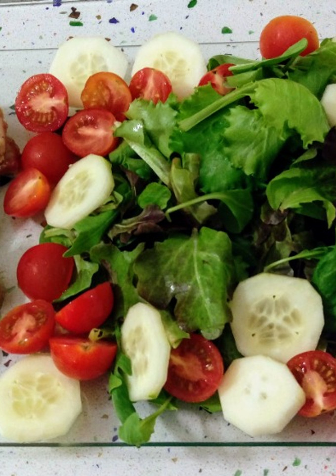 Una foto de Chuletas de Sajonia con roquefort y ensalada de brotes con tomates cherry