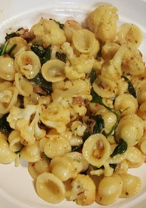 A picture of Pasta with roasted cauliflower, spinach and prosciutto.