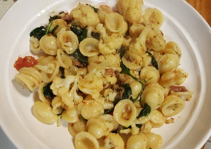 Pasta with roasted cauliflower, spinach and prosciutto