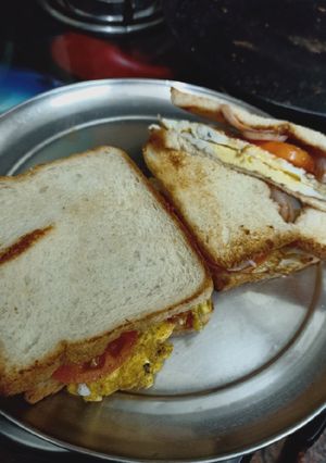 A picture of Half fry sandwich.