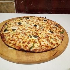 A picture of Easy Chicken Pizza.