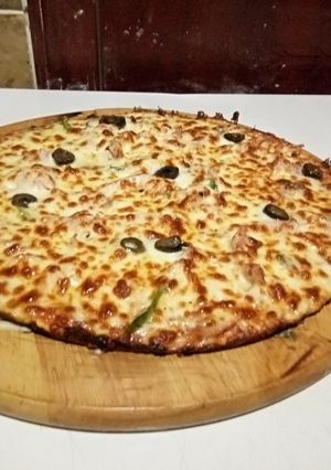 A picture of Easy Chicken Pizza.