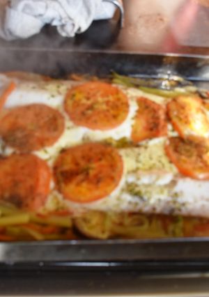 Una foto de Merluza grillada con verduras y muzarella