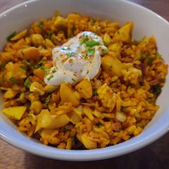 A picture of Cold rice salad with apples and cashews, Indian-style.