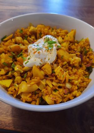 A picture of Cold rice salad with apples and cashews, Indian-style.