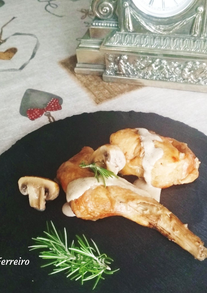 Una foto de Conejo guisado con crema de champiñones al brandy