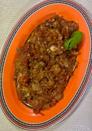 A picture of Baingan ka bharta (with roasting method).