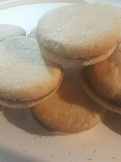 Una foto de Alfajores de coco rellenos de dulce de leche♡💙
