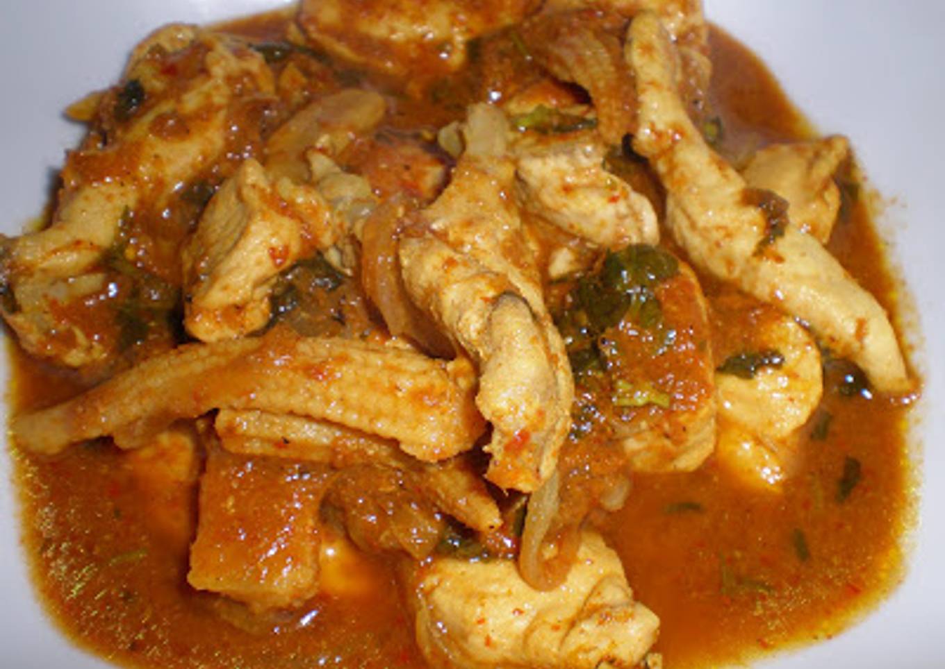 Pollo con salsa de curry amarillo
