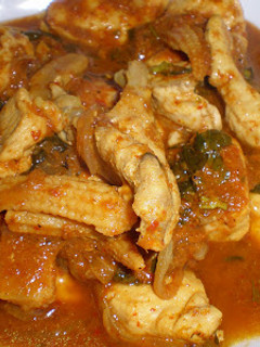 Una foto de Pollo con salsa de curry amarillo