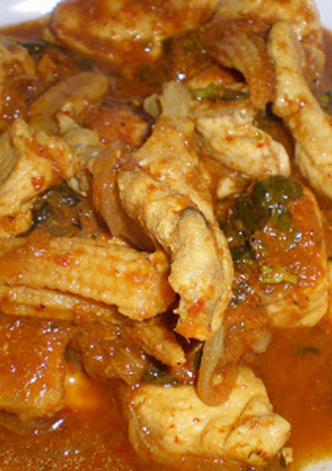 Una foto de Pollo con salsa de curry amarillo