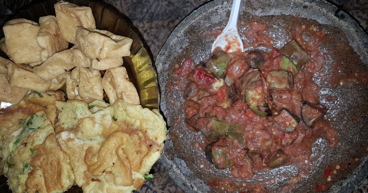 Sambal terong dan telur dadar + tahu goreng hangat