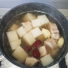 A picture of Pork Ribs Soup with White Raddish.