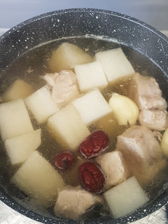 A picture of Pork Ribs Soup with White Raddish.