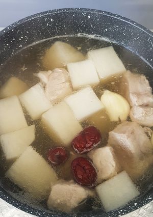 A picture of Pork Ribs Soup with White Raddish.