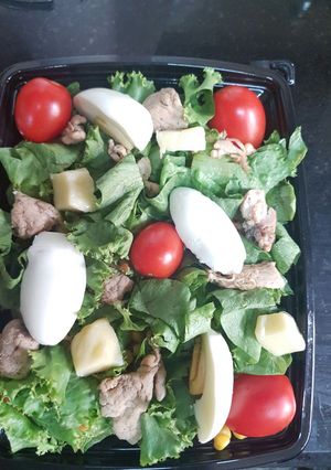 A picture of Beef and egg Vegetable salad.