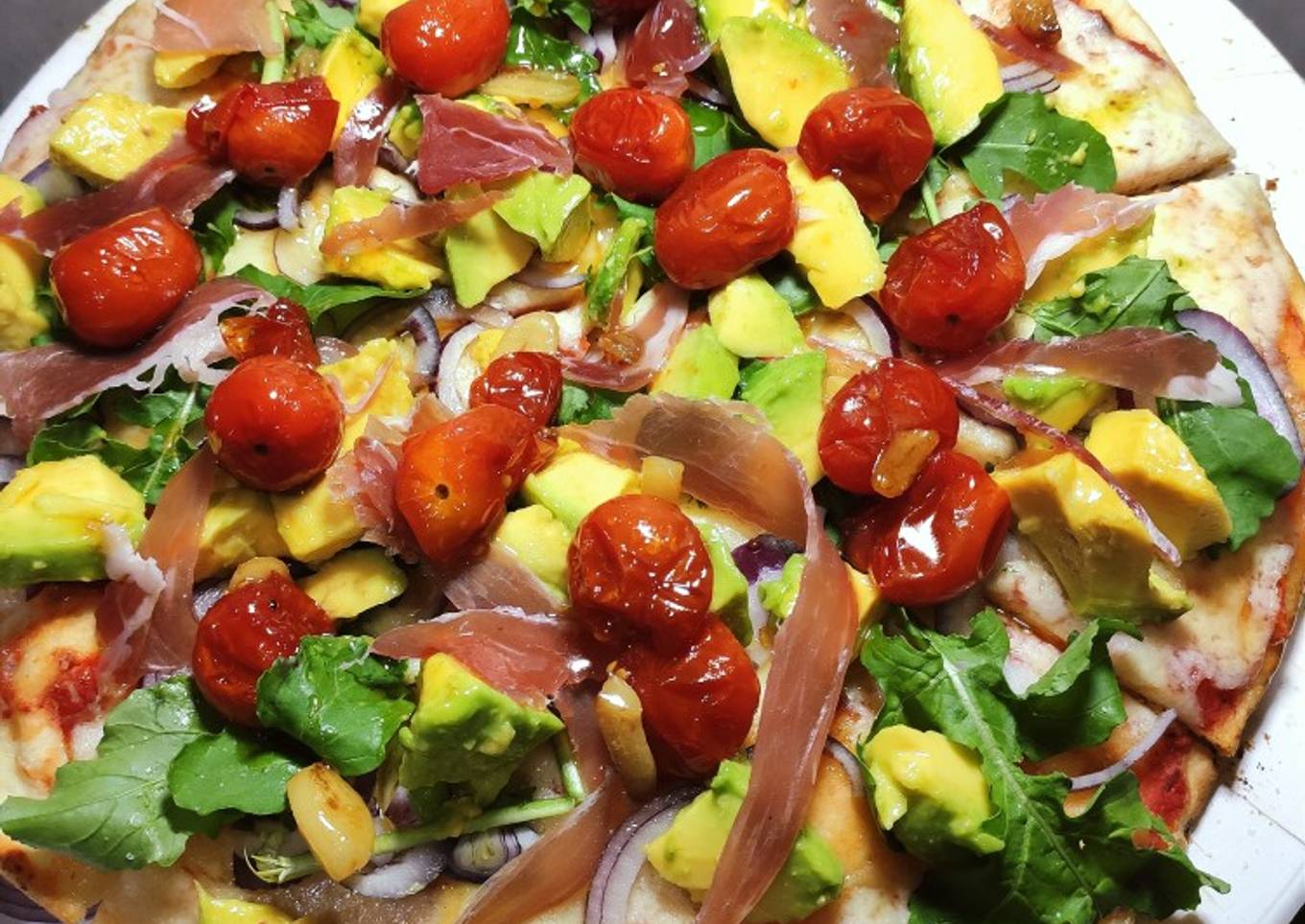 Pizza de aguacate y jamón crudo