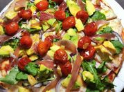 Una foto de aguacate con jamón serrano