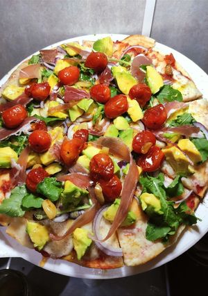 Una foto de Pizza de aguacate y jamón crudo