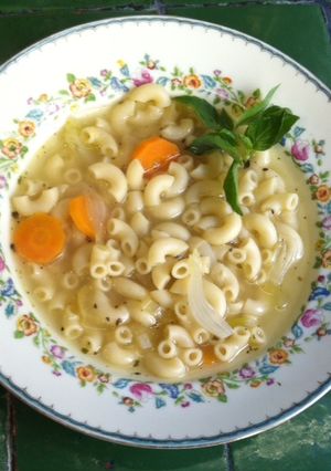 Una foto de Sopa de pasta con albahaca